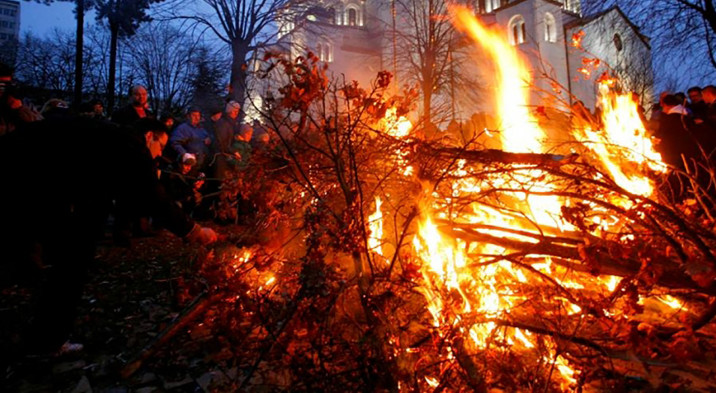 paljenje-badnjaka-na-badnji-dan-716x393