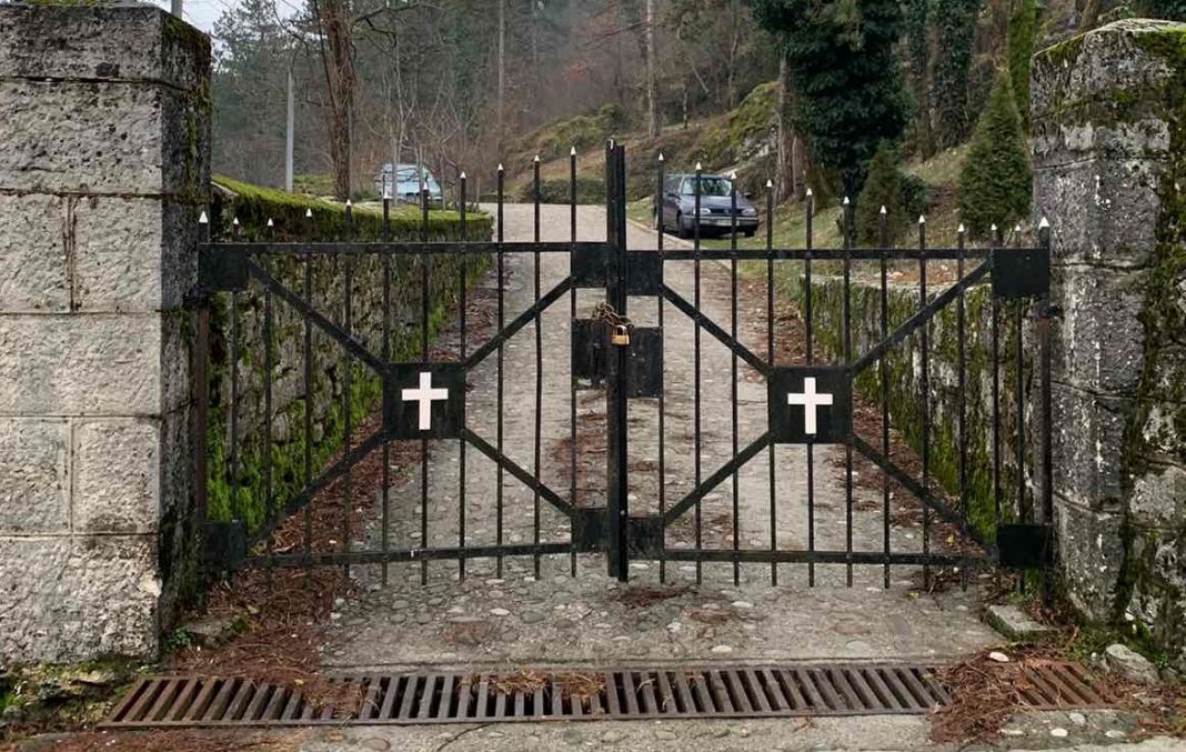 Капија манастира са којег је украден крст
