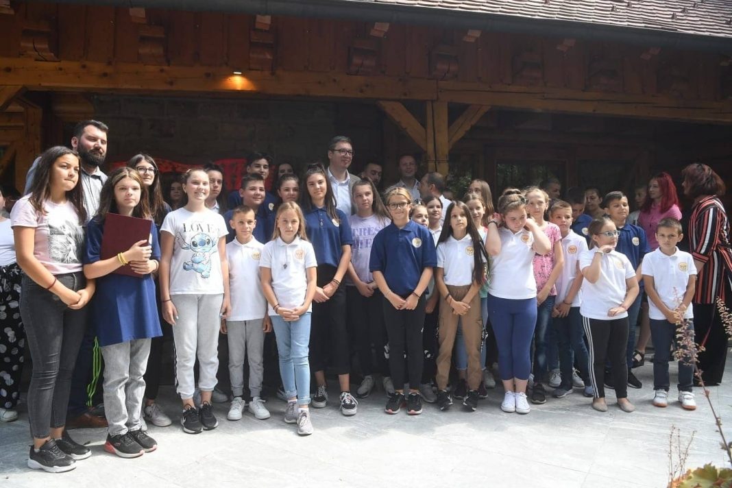 Вучић и српска деца из БиХ и Хрватске