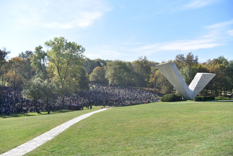 SPOMENIK STRELJANIM DJACIMA I PROFESORIMA