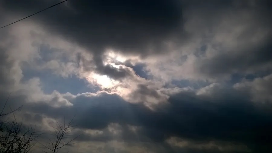 Време облачно и кишовито