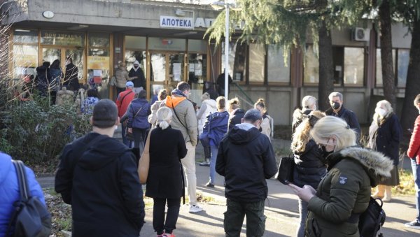 Ред пред Ковид амбулантама 01