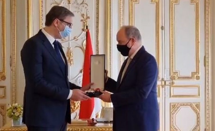 Princ Albert uručuje orden Vučiću