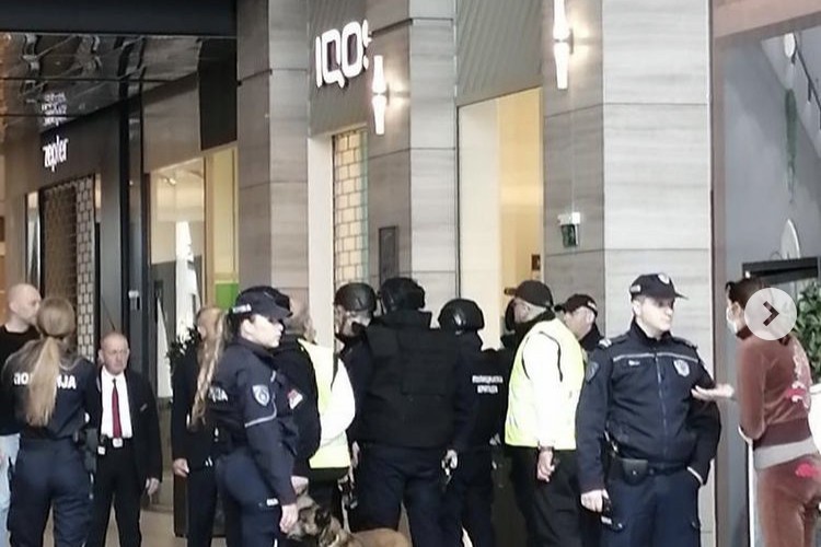 Евакуација људи из тржног центра