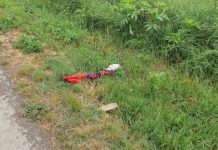 Група Албанаца запалила заставу Србије у Прилужју